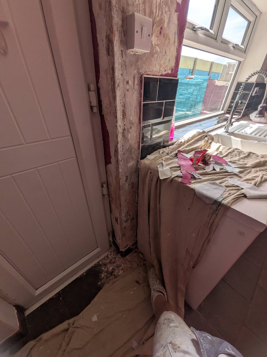 RpaintingCont's tweet photo. From hidden leaks causing water‑stained walls to cracked filler and bad plastering, we deal with the aftermath of poor workmanship daily. We put it right and finish it properly. #PainterProblems #WaterDamage #PlasteringIssues #PrepWorkMatters #Doncaster https://t.co/sFhqKg6lYv