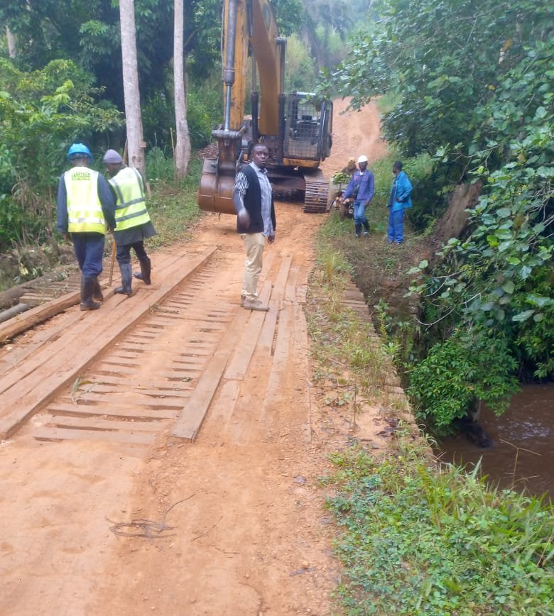 GraceKitik41918's tweet photo. Sous plaidoyer de l'hon #Vahamwiti #Mukesyayira Jean Chrysostome,le pont jetté sur la rivière #Mususa, route Vuyinga-Musingiri sera réhabilité par l'Ese #Jerryson financé par #PASA #NK .
La population satisfait des efforts de l'hon Vahamwiti Mukesyayira JC. https://t.co/ALbaN3NwEG