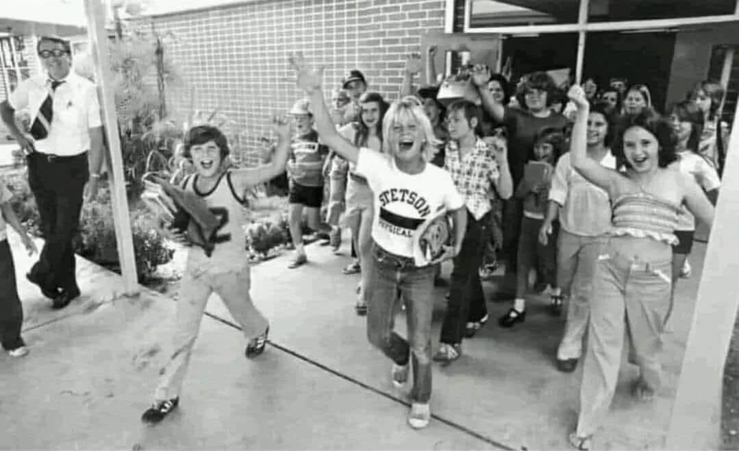HistorylandHQ's tweet photo. Kids cheering as they walk out the door on the last day of school. (1977) https://t.co/W15ufwLFN3