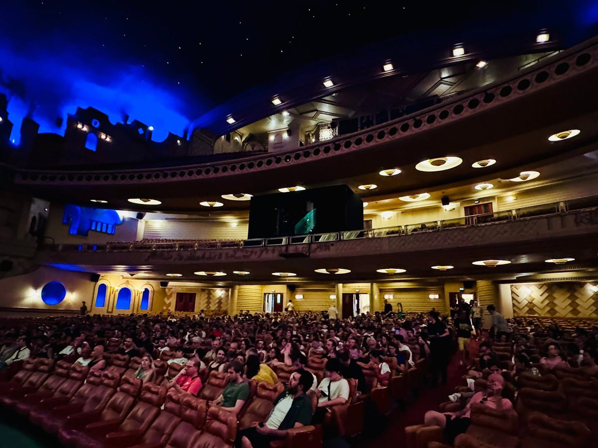 aal3yyad's tweet photo. 🔹 طوابير طويلة تمتد إلى 2 كلم  أمام صالة «لو غران ريكس» في باريس اليوم لحضور عرض النسخة الكاملة من Kill Bill للمخرج كوينتن تارانتينو، أمام نحو 2700 متفرج.

🔹 تُعرض النسخة بصيغة 70 ملم، وتمتد لنحو 6 ساعات، إذ تجمع الجزأين في فيلم واحد كما أراده تارانتينو منذ البداية، ويسبق العرض حفل موسيقي خاص.