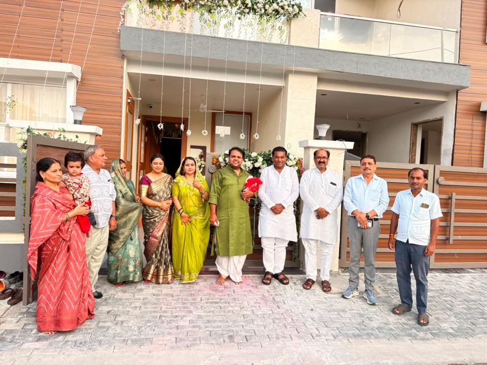 moolchandraMLA's tweet photo. #झांसी ईस्ट वैली में श्री सुनील शर्मा जी के पुत्र सोनू के गृह प्रवेश कार्यक्रम में पहुंचकर बधाई एवं शुभकामनाएं प्रेषित की।
#newhome
#openingday https://t.co/0N45QBXP8O