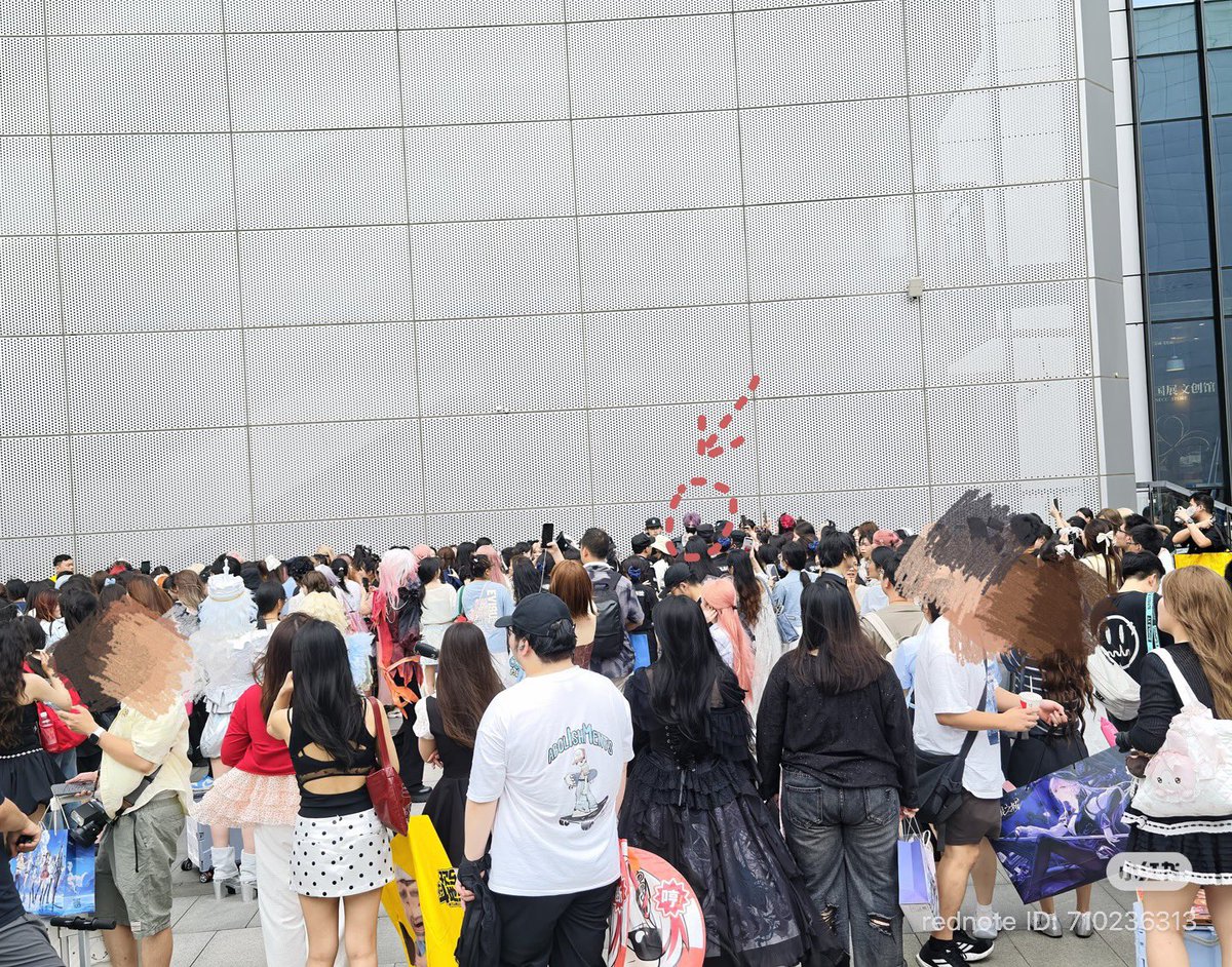 TStella59223's tweet photo. Rafayel’s impact in mainland really is something else. A freelance coser with no official hired booth after official statement from PG abt bw26 &amp; participants that went bc of LAD cancelled tickets. He can still create a massive crowd of people surrounding him~ 🐟yyds https://t.co/Es3c8tLZrd