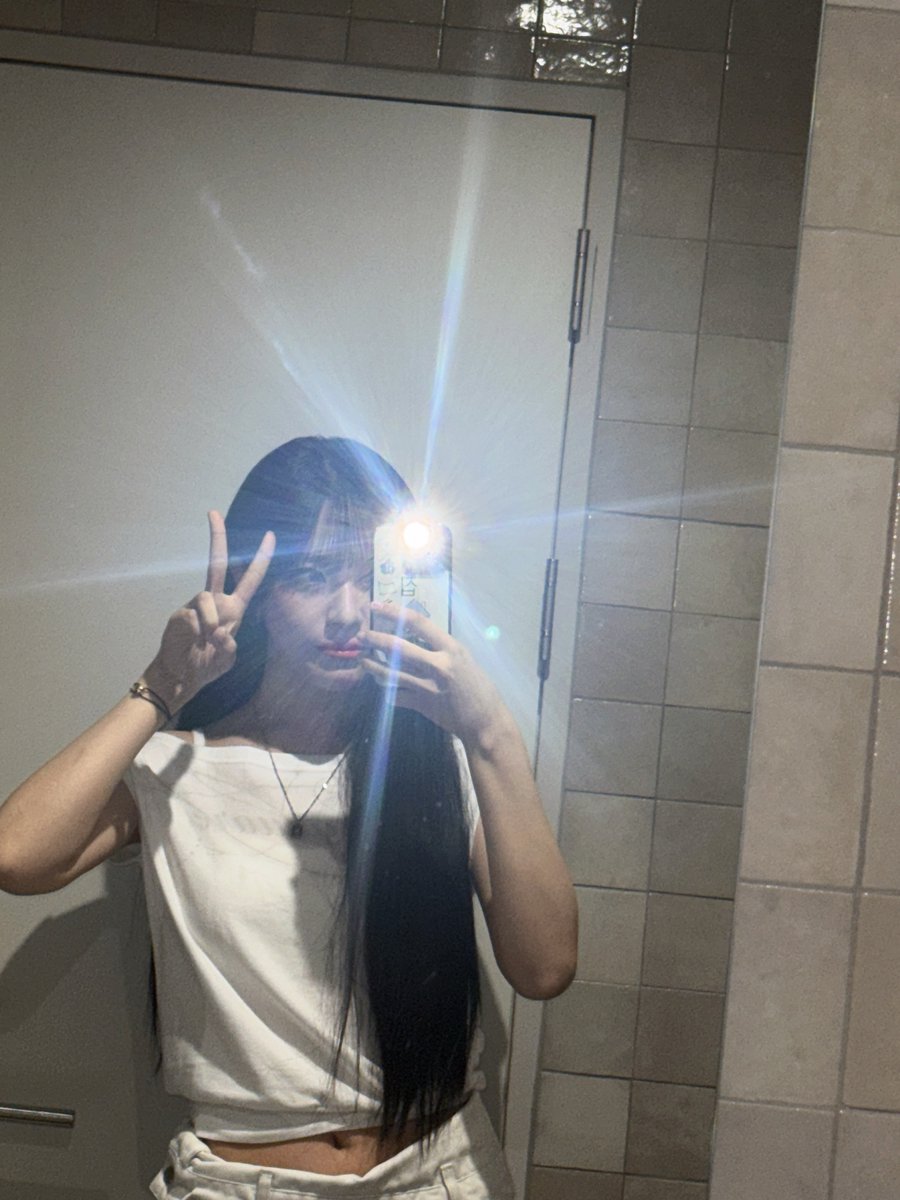 billlie_ig's tweet photo. [260711] a_us_noom instagram post

Long straight hair

Short straight hair

Long wavy low ponytail

Short wavy

🎵 Yerin Baek - 1-4-3

#MOONSUA #문수아 #Billlie #빌리 https://t.co/dklF6SDe8W
