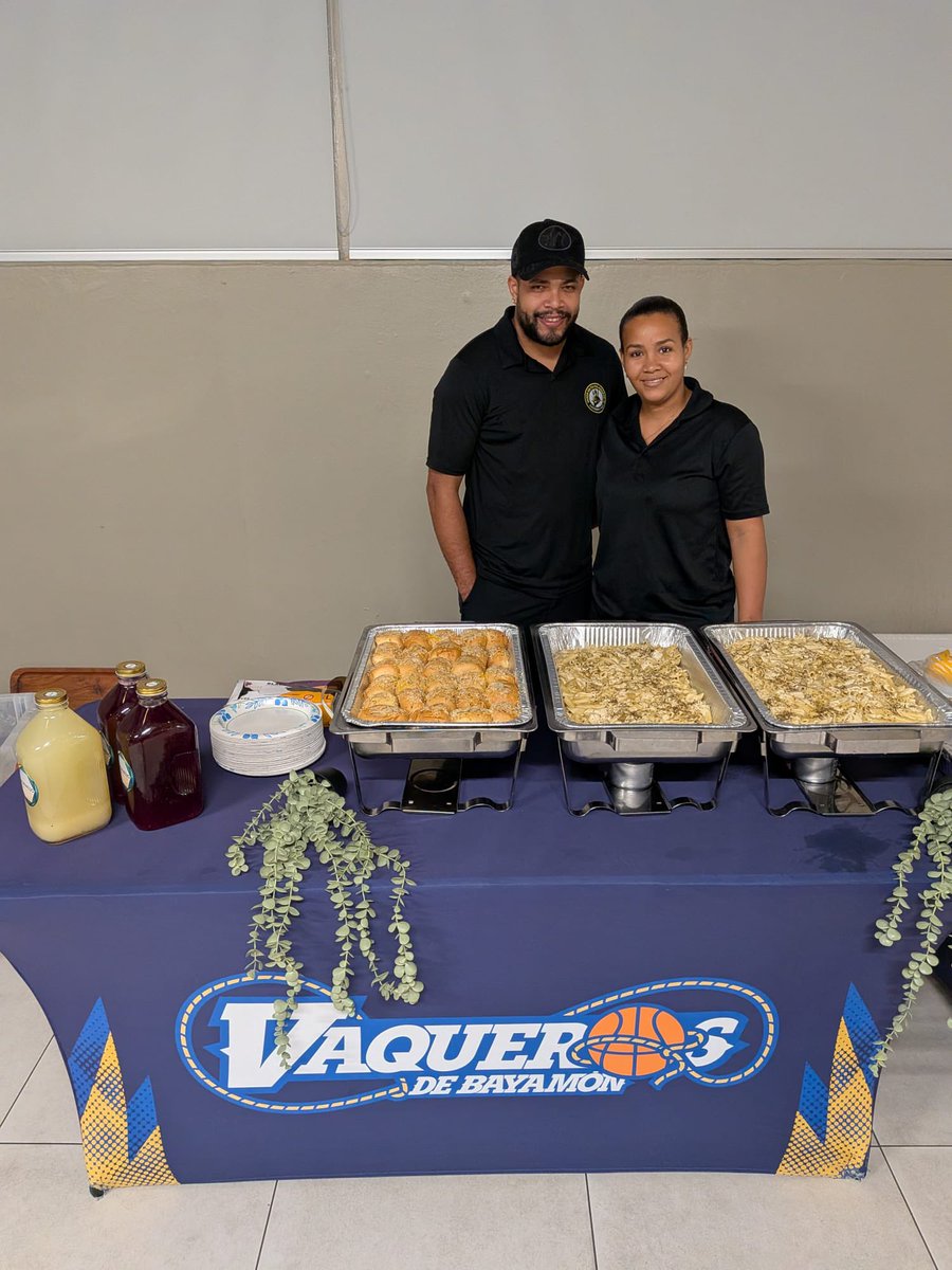 ciudadebayamon's tweet photo. Recientemente un grupo de colaboradores unieron esfuerzos para rendir homenaje e impulsar a nuestros Vaqueros de Bayamón de cara a la serie final y  le organizaron una cena informal una vez terminaran la practica.

Con este gesto reconocieron su entrega, disciplina y compromiso, preparando una actividad especial como muestra del respaldo y cariño de quienes creen en este gran equipo. Agradecemos a  Sabor en tu Paladar, El Taller de Tacos, Hacienda Angelina, Candylian Factory y Red Moon Custom por cada detalle para con los jugadores y todo el equipo de los Vaqueros. 

¡Vamos, Vaqueros, a defender la casa y a traer ese campeonato para Bayamón! 💙🏀🤠