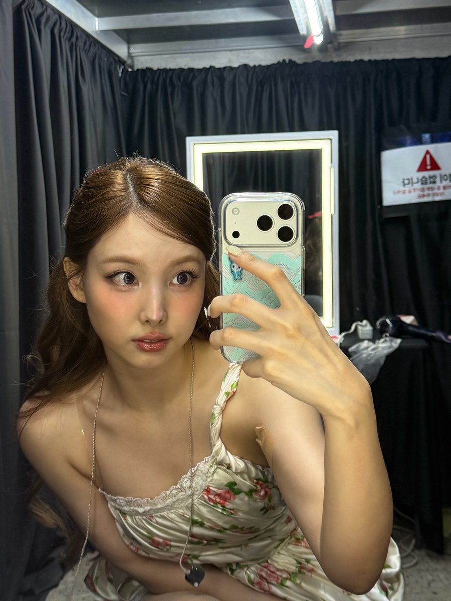 cuckdas_ny's tweet photo. 🐰  나 낼 더 잘할겤ㅋㅋㅋ 낼 봥

콘서트 내내 라이브로 달려 주시고 몸 부숴져라 춤 추는 사람이…내일 더 잘한다고..말한다는게😭 여기서 어떻게 더 잘할건데? 😭😭 https://t.co/J3SX8GS2Pe