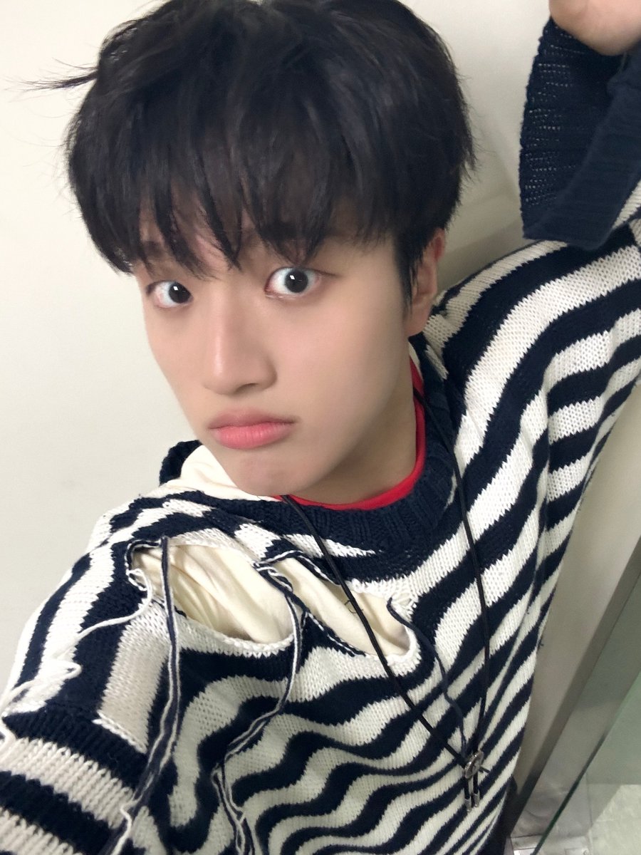 TRENDZ_OFFCL's tweet photo. [#정예찬] 아따ㅏㅏ 트렌드지?? 무대 잘하넹😆

#FROM_TRENDZ #TO_FRIENDZ #TRENDZ #트렌드지 https://t.co/71YjwSFtn9