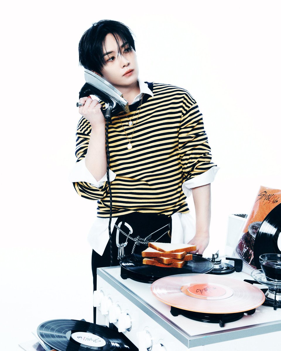 leesjeon's tweet photo. yeah so he’s actually calling with me in this pic https://t.co/uejOEFnps0