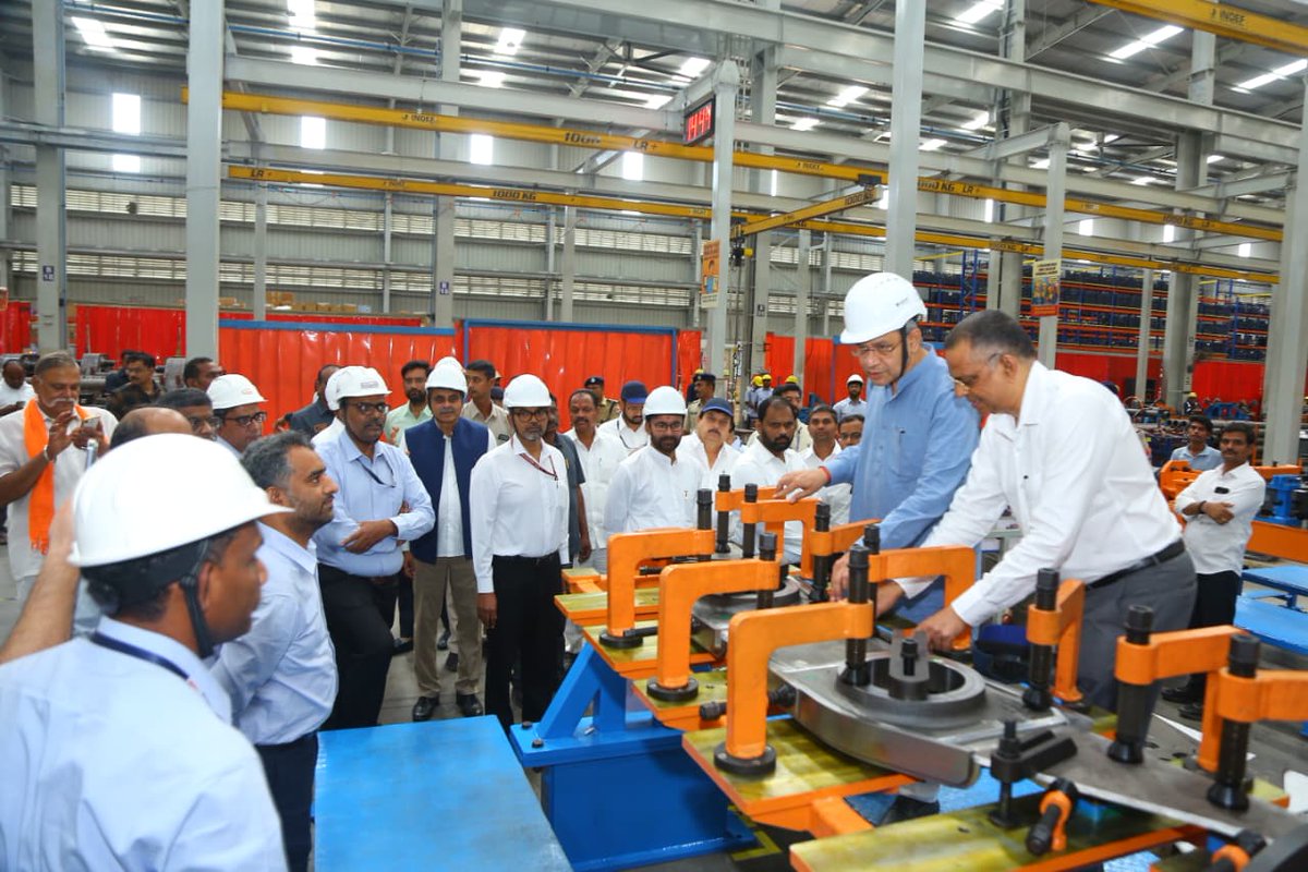 kishanreddybjp's tweet photo. Visited the Medha (Rail Coach) Bogie Factory and Medha Servo Drives manufacturing facility along with Hon'ble Union Minister for Railways, Information &amp; Broadcasting, Electronics &amp; Information Technology, Shri @AshwiniVaishnaw. https://t.co/e8eglGMLcI