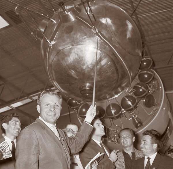 PicturesUssr's tweet photo. The first cosmonaut, Yuri Alekseyevich Gagarin, demonstrates a model of the Vostok spacecraft, in which he orbited the Earth on April 12, 1961. The demonstration took place as part of the International Air Show in Le Bourget, France; June 16, 1965. https://t.co/EdqvNUzcBV