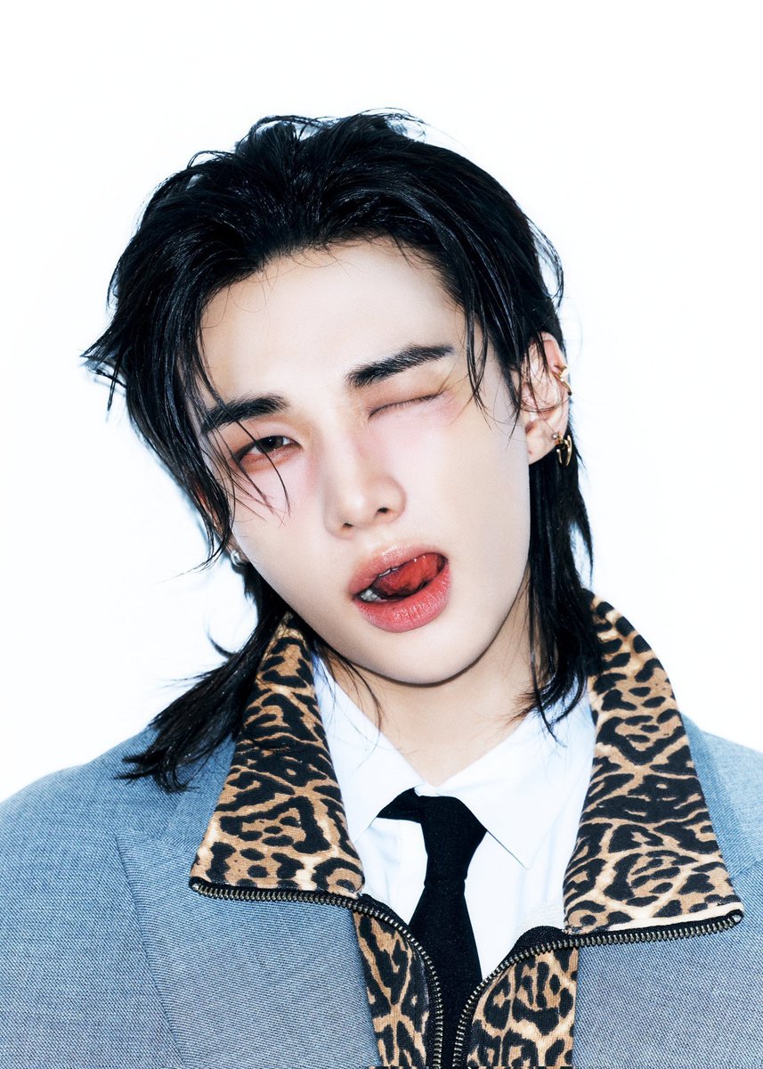 hyunjinpost's tweet photo. woah hyunjin.. https://t.co/QO2j810ot0