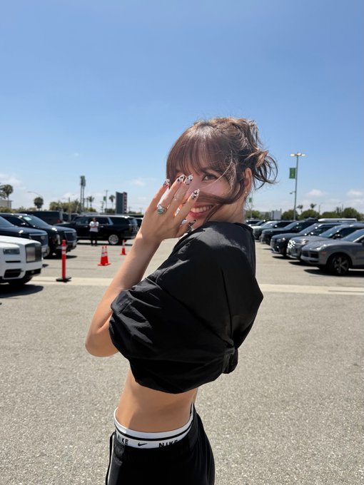 pearlytrivia's tweet photo. 🚨 lisa from blackpink posted photos of herself on instagram where she is trying to hide her nose because her new nose surgery was botched. https://t.co/JPDVxuuyWO