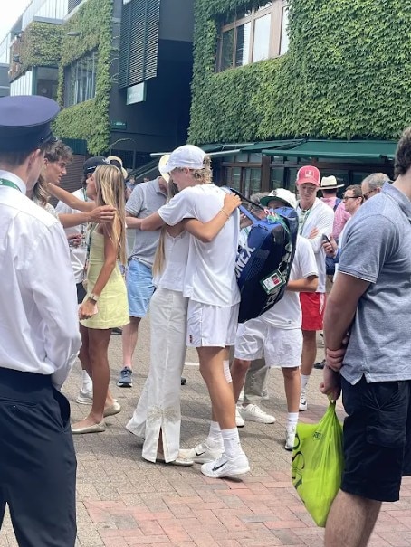 norinchi_df's tweet photo. Cruz Hewitt celebrates with Roger Federer’s twin daughters after reaching Wimbledon final😊 https://t.co/Vv9I8Esehs
