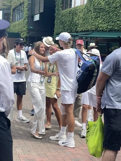 norinchi_df's tweet photo. Cruz Hewitt celebrates with Roger Federer’s twin daughters after reaching Wimbledon final😊 https://t.co/Vv9I8Esehs