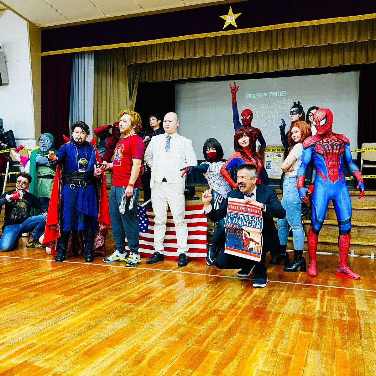 MovieJunction01's tweet photo. 第1回ムービージャンクション閉幕！！

本日は多くの方にご来場頂きありがとうございました！

物販あり、飲食あり、アーティストアレイあり、コスプレあり、展示あり、オモ写ありの今回のフェス形式ムービージャンクションを、なんとか大きな事故なく無事に終えることが出来ました。

本当にみなさん、ありがとございました。

もちろん、至らなかった点は多々あったと思いますが、いろんな方から『ご来場の方が優しい人ばかり』とか『マナーを守ってみなさん楽しそうにしている』とお声がけ頂き、ご来場の皆さんに助けて頂きました。
本当にありがとうございました！

ポストして頂いてる方も多いですが、次回開催もしたいと思っております。

今回のようなフェス形式は、また来年2027年に行います。

すこし規模を小さくして行う、【　Movie Junction・2nd UNIT（セカンドユニット）　】を、来たる11/7（土）に企画しております。

上映作品は【レディ・プレイヤー1】※すでに権利元承諾済み
（まだ告知画像は使えません😓）

１日2回無料上映！
一般の方が出店するフリーマーケットと同時開催を予定しております。

いろんなキャラが登場する映画なので、色んなコレクションをトレードする場と同時に屋根裏のような小さな会場で、映画を鑑賞する体験を提供できると思います。

詳細は後日このアカウントで告知致します。
今後のムービージャンクションもご期待頂ければ幸いです。

この度は、第一回ムービージャンクション
ありがとうございました！

閉幕