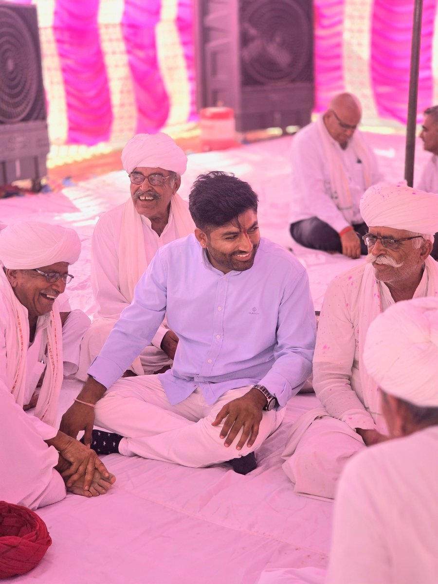 DoliThansingh's tweet photo. गतदिवस पचपदरा विधानसभा क्षेत्र के ग्राम कुड़ी निवासी आदरणीय गुरुजी श्री रामलाल जी विश्नोई के नवीन गृह प्रवेश एवं पुत्र श्री रणवीर जी की सुपुत्री के शुभ सगाई समारोह में सम्मिलित होकर परिवारजनों को हार्दिक शुभकामनाएँ एवं बधाई प्रेषित की।
#thansinghdoli #rlprajasthan https://t.co/UTvLanbZaI