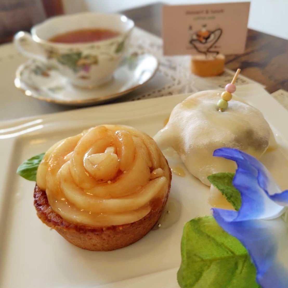 coffret_cafe's tweet photo. 桃スイーツ🍑
好評いただいております🙇‍♀️💕
⁡
本日は
生もも薔薇タルトdayでした〜🌹🍑
たくさんのorderありがとうございます🙇‍♀️
⁡
桃タルトと桃大福のsetで♥️
と言うorderもいただきました😍
⁡
桃冷麺食べて
桃スイーツも食べて😋
桃三昧 桃活楽しんでくださいね💕
⁡
#コフレカフェ
#桃活
#桃タルト https://t.co/TfWj5FwSHJ