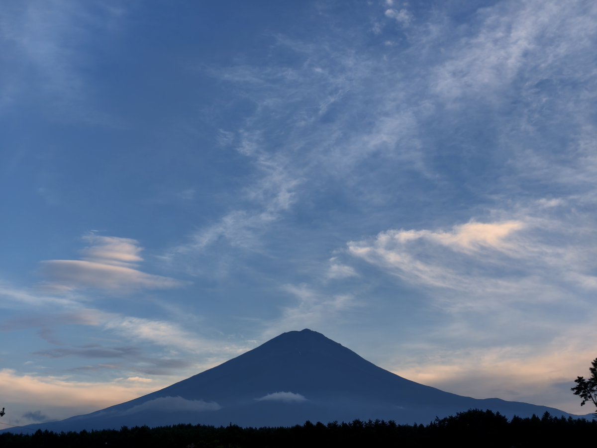 cherryfkd's tweet photo. 日中はすっかり暑くなって夏到来だが、雲が多くて富士山が見えないことが多い。今日は久しぶりの夕焼け富士になりそうだったがイマイチ不発。 29.9℃ / 17.6℃ #毎日富士 #富士山 #mtfuji https://t.co/tHtrUlFt0f