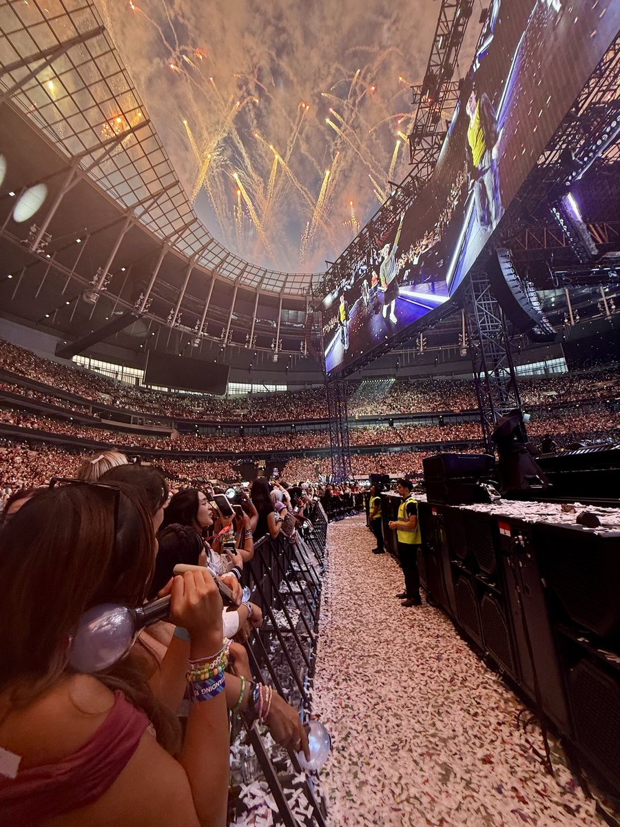 autumninjune_'s tweet photo. The happiest sadness i ever felt 
#btslondon https://t.co/CNWTofOC5q