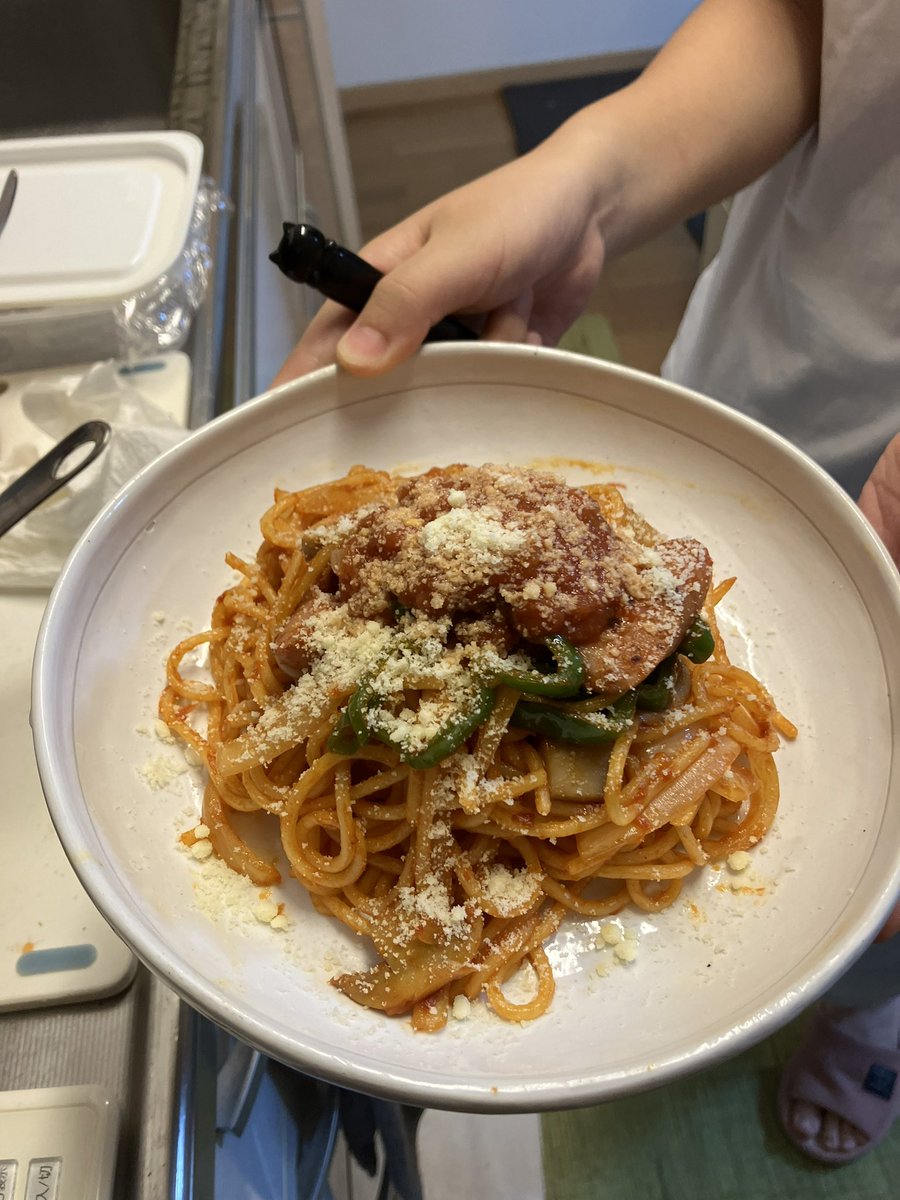 Kabajun's tweet photo. 部屋中にトマトソースとケチャップの匂いが充満してる。幸せ🥫🍅 https://t.co/IdOM3eih4L