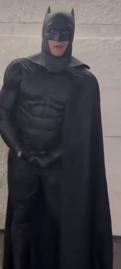 SpiderGamez's tweet photo. @GRive03 Y su disfraz de Batman. https://t.co/jTRFfT4J5q