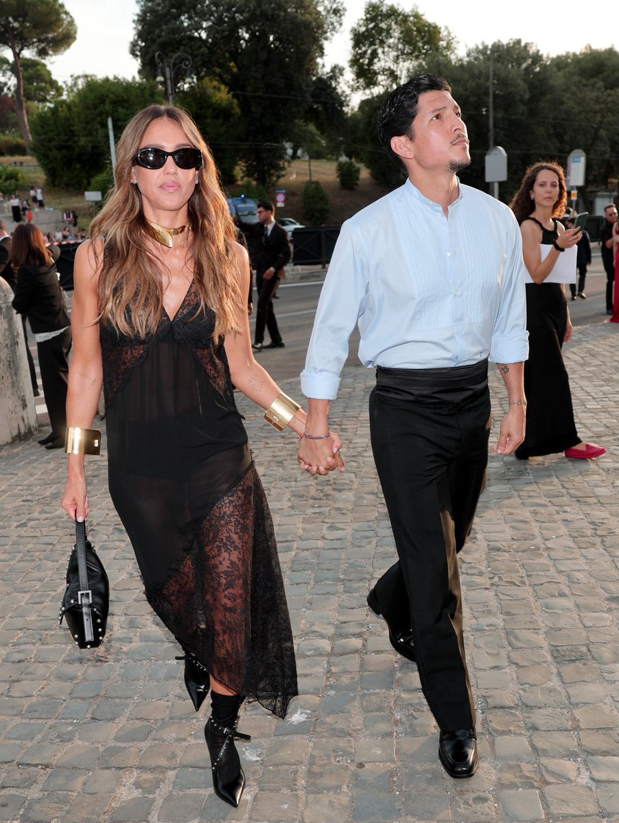 YonkoNaruto89's tweet photo. Jessica Alba &amp; Danny Ramirez make a picture perfect couple as they step out for the Fendi Couture Fall/Winter 2026-2027 Show in Rome!

#JessicaAlba #DannyRamirez #Fendi https://t.co/XTqeSyERsl