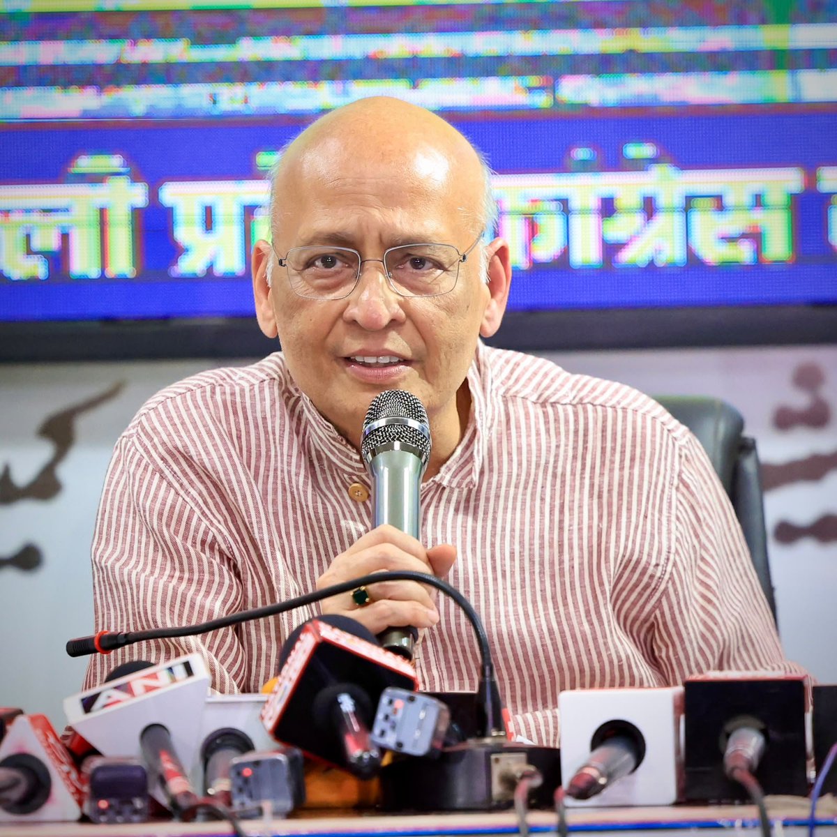 INCDelhi's tweet photo. अयोध्या के राम मंदिर में चढ़ावा चोरी ने करोड़ों हिंदुओं की आस्था पर सीधा हमला किया है।

चढ़ावा चोरी का यह महापाप BJP-RSS ने मिलकर किया है।

अज इस गंभीर विषय पर आयोजित विशेष प्रेस वार्ता को माननीय राज्यसभा सांसद @DrAMSinghvi जी, माननीय प्रदेश अध्यक्ष @devendrayadvinc जी, महासचिव (संगठन) - दिल्ली कांग्रेस @INCanilbhardwaj जी ने सम्बोधित किया ।

📍दिल्ली कांग्रेस कार्यालय 

#RamMandirScam