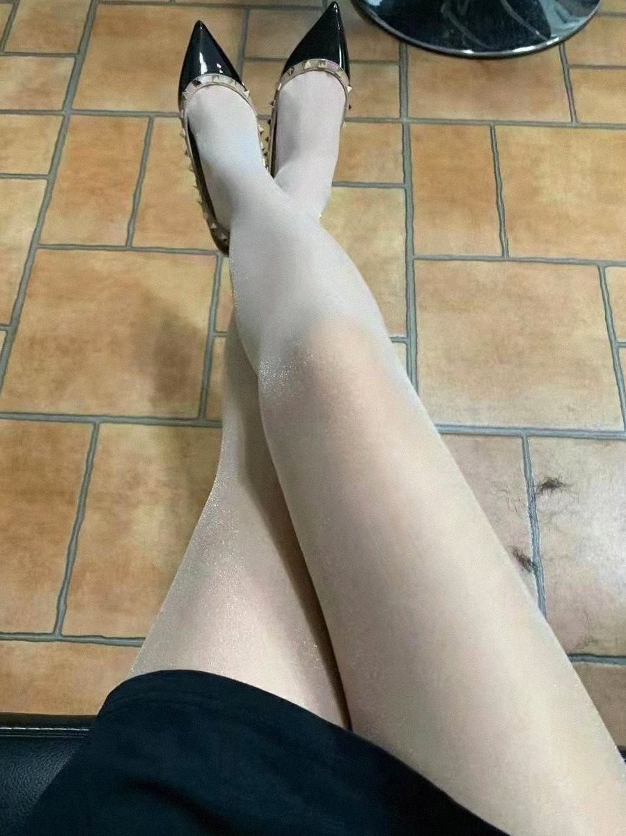 Toma7891's tweet photo. 穿这种鞋的话，选那种跟自己肤色特别贴的肉丝，或者干脆用裸色鞋子做底色，再不然搭双灰色丝袜，显腿型又有点反差感。千万别配黑白丝袜，或者那种跟肤色色差太大的肉丝，穿出来效果会很奇怪。 https://t.co/rnBZ6eLVon
