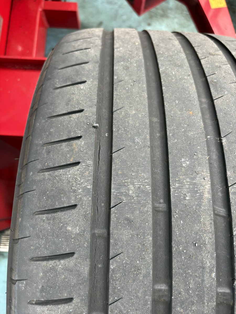 Best_R_GTR's tweet photo. 一般整備 R35
御新規のお客様になります
この度はご入庫ありがとうございます😊
タイヤ交換になります
まだ溝はありますが ヒビが入っていました
今回は ミシュラン パイロットスポーツ4sになります
一緒に空気圧センサーも交換致しました
#GTR
#R35
#VR38
#GTR専門店
#bestr https://t.co/1AQo7nijPo