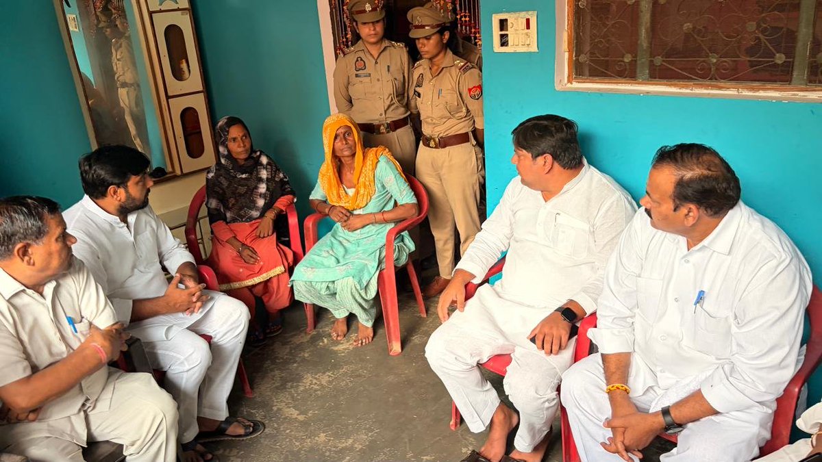 SanjayAzadSln's tweet photo. मेरठ में नृशंस हत्याकांड के बाद पीड़ित परिवार से मिला 'आप' प्रतिनिधिमंडल, पीड़ित परिवार को न्याय और दोषियों की गिरफ्तारी की उठाई मांग।

मेरठ के थिरोट गांव में दलित छात्रा ललिता गौतम की नृशंस हत्या के मामले में आज भारी पुलिसिया अवरोध और पदाधिकारियों की नज़रबंदी के बावजूद आम आदमी पार्टी का उच्चस्तरीय प्रतिनिधिमंडल पीड़ित परिवार के बीच पहुँचा। 

प्रदेश सह-प्रभारी व विधायक @MLASurendrakr जी, दिल्ली से विधायक @KuldeepKumarAAP जी, प्रांत अध्यक्ष @dhaka_somender जी और मेरठ जिला अध्यक्ष @AnkushAAP जी के नेतृत्व में पहुँचे प्रतिनिधिमंडल ने पीड़ित परिवार से मुलाक़ात कर उन्हें न्याय दिलाने का भरोसा दिया। 

मेरठ की बेटी के साथ जो क्रूरता हुई, उसने पूरे देश को झकझोर दिया है, लेकिन उत्तर प्रदेश की पुलिस अपराधियों को पकड़ने के बजाय पीड़ित परिवार की आवाज़ उठाने वालों को रोकने में अपनी पूरी शक्ति लगा रही है। आम आदमी पार्टी भाजपा सरकार के इस पुलिसिया अत्याचार का पुरजोर विरोध करती है।

आम आदमी पार्टी की मांग है कि -

1. पीड़ित परिवार को निष्पक्ष एवं त्वरित न्याय सुनिश्चित किया जाए तथा दोषियों के विरुद्ध कठोरतम कानूनी कार्रवाई की जाए।

2. पीड़ित परिवार को सुरक्षा उपलब्ध कराई जाए

3. पीड़िता के परिवार को सरकारी नौकरी प्रदान की जाए।

4. मुख्यमंत्री राहत कोष से तत्काल ₹50 लाख का आर्थिक मुआवजा दिया जाए।