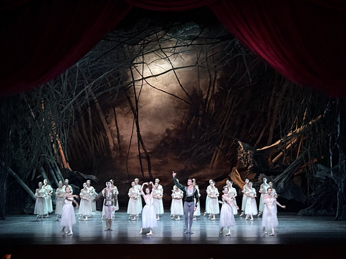 NBS_ballet's tweet photo. #英国ロイヤル・バレエ団『#ジゼル』2日目も満員のお客様をお迎えし、2公演実施しました。明日はいよいよ最終日。名門カンパニー がお届けする熱い舞台にどうぞご期待ください！ https://t.co/4SWfkDk5pz