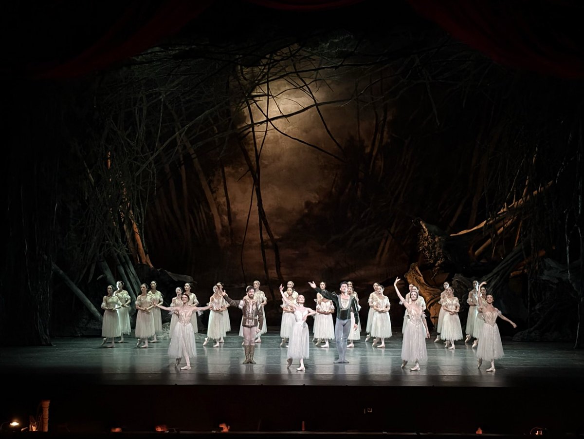 NBS_ballet's tweet photo. #英国ロイヤル・バレエ団『#ジゼル』2日目も満員のお客様をお迎えし、2公演実施しました。明日はいよいよ最終日。名門カンパニー がお届けする熱い舞台にどうぞご期待ください！ https://t.co/4SWfkDk5pz