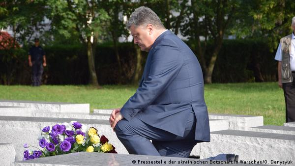 commissaire__m's tweet photo. 2016 рік, Президент Порошенко вклоняється перед пам'ятником жертвам подій на Волині. На жаль, спроби України знайти порозуміння поляки сприймають винятково як прояв слабкості та можливість зафіксувати за собою монопольний статус жертви. Більше жодних односторонніх кроків! https://t.co/pVWMT0mUz1