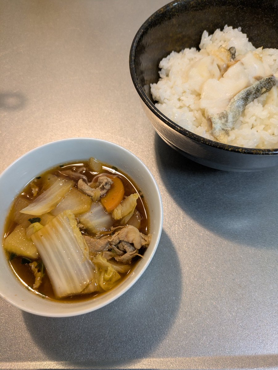 i_ashitaba's tweet photo. タラの塩焼き＆豚汁セットつくりました
そろそろ平皿買うか。年始に割っちゃったのよね https://t.co/1dlxs3sjns