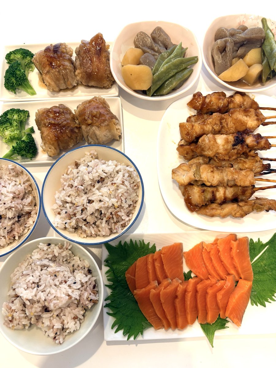 iyasuko1's tweet photo. 長男が来て4人で夕飯🍚🥢
最後の晩餐の話になって
私が『お母さんはお寿司🙋‍♀️◯◯ちゃんは？』と二男に聞くと
👦🏻「ん〜🙄俺はお母さんが作ったカレー🍛かな、それかお母さんのハンバーグ」って🥹
可愛い事言うねー、と👨🏻‍🦰
でも私のカレーは◯ーモンドカレーで特にスパイスは入ってない😅
📺😍 https://t.co/u9G5d5ciK0