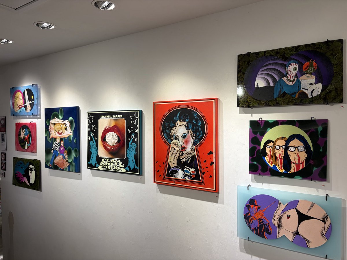 dunananana's tweet photo. ただかすみ@sengiriwagiri 『PEEPING HOLE』VINYL GALLERY 
ヒョウ柄の妖艶レディがかなり好みだった。どれもビビッドな色使い最高！ https://t.co/sF2dnPF0sz