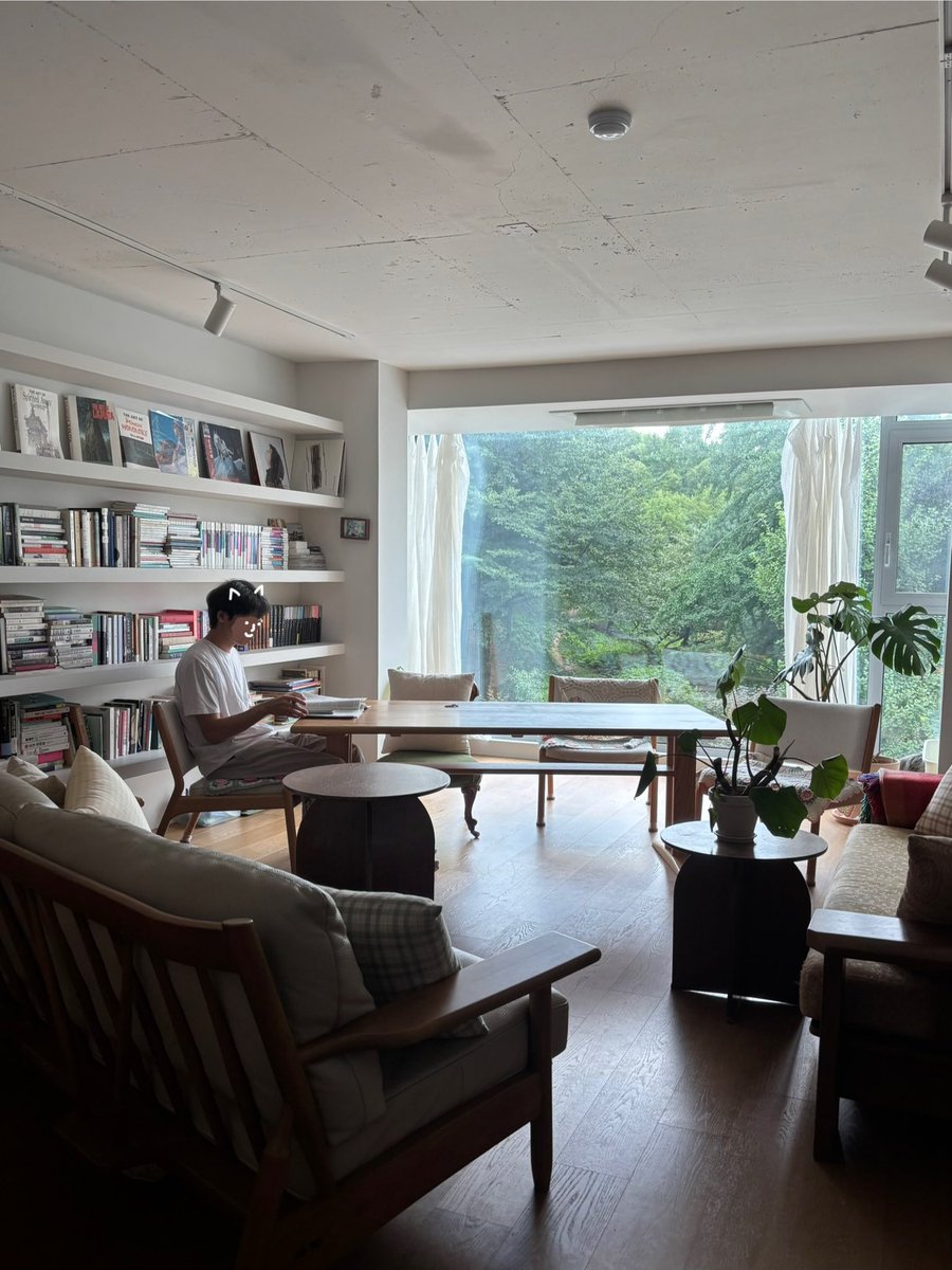 filigranpflanze's tweet photo. 르몽드 디플로마티크 7월호에는 제주 4.3 사건의 가해자인 한국 개신교에 대한 기사가 실려있었는데요, 모임을 준비하며 이 학살을 주도한 교회들에 직접 전화하여 (놀랍게도 아직 없어지지 않고 있다) 대화를 나누었습니다. 학살 사건의 가해자 함병선이 세운 봉개교회, 서북청년단의 인적 기반인 영락교회에 전화를 하여 4.3사건에 대한 현재 교회의 입장은 어떠한지, 역사적 사건에 대한 책임을 지거나 반성하거나 교육하려는 시도는 있었는지 모임장이 밤이 직접 물어보고 그 대답을 공유하였습니다.
열정적 모임장이지요…?