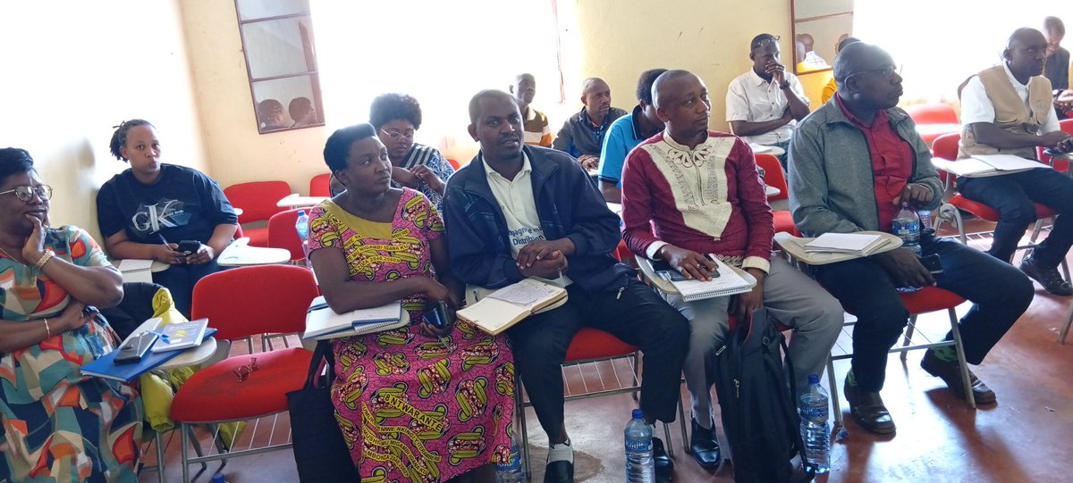 Merankabandi2's tweet photo. @TwitezimbereBdi @CAREGlobal @AVEDECBurundi @cocafemgl @Gitega L'étude recommande notamment de concentrer les investissements sur les filières prioritaires, de faciliter l'accès au financement des microentreprises rurales, de renforcer les chaînes de valeur, de promouvoir l'inclusion écque des femmes, des jeunes et des groupes vulnérables,.. https://t.co/WZ6wKGz54O