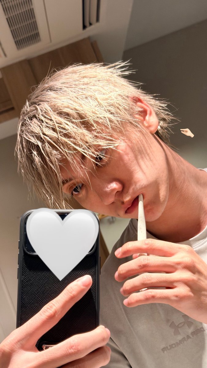 DidiCow1108's tweet photo. The wet hair look absolutely owns me, no matter the style…..🤍❤️
The last picture is literally me 🫠🫠🤣
#BossChaikamon #BOSSCKM
#shawtyboss #daddyboss
#BoNoh https://t.co/1vLKNcnXXN