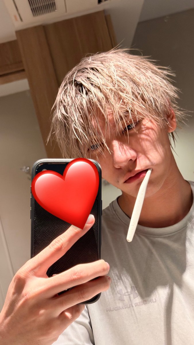 DidiCow1108's tweet photo. The wet hair look absolutely owns me, no matter the style…..🤍❤️
The last picture is literally me 🫠🫠🤣
#BossChaikamon #BOSSCKM
#shawtyboss #daddyboss
#BoNoh https://t.co/1vLKNcnXXN