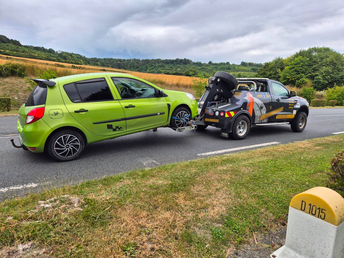 Gendarmerie's tweet photo. #CartonRouge 🟥 pour cette voiture verte 😰
Les #gendarmes du peloton motorisé d'Abbeville dans la #Somme ont intercepté ce véhicule ciculant à 137 km/h au lieu des 80 autorisés.
➡️ Conducteur positif aux stupéfiants et à l'alcoolémie. https://t.co/TiUyJe9OVe