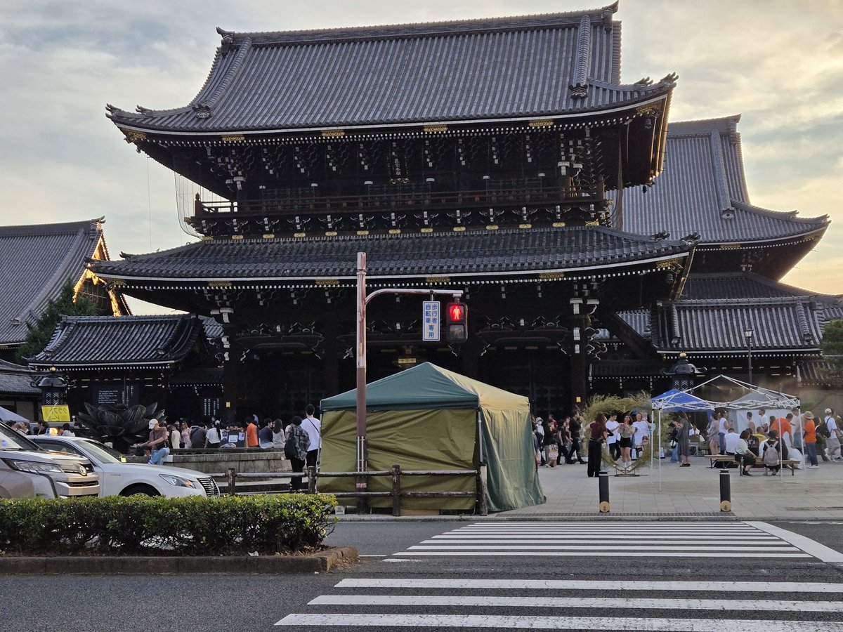 risapapa322's tweet photo. 東本願寺のナイトマーケットにきてます
お腹が空いてるから、ヤバイなぁ https://t.co/Z6kLUCFsOG