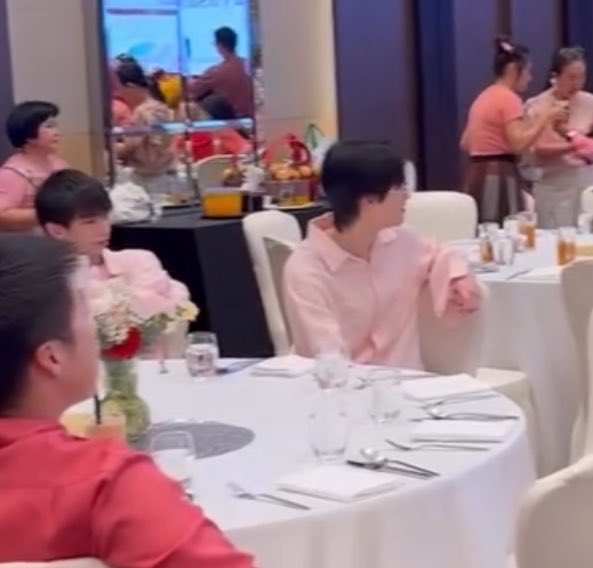 Milkshake2206's tweet photo. ไปวันเกิดคุณย่าลุคคุณหมอรามา เห็นข้างๆก็รู้ว่า so handsome https://t.co/v6pevvu8CR