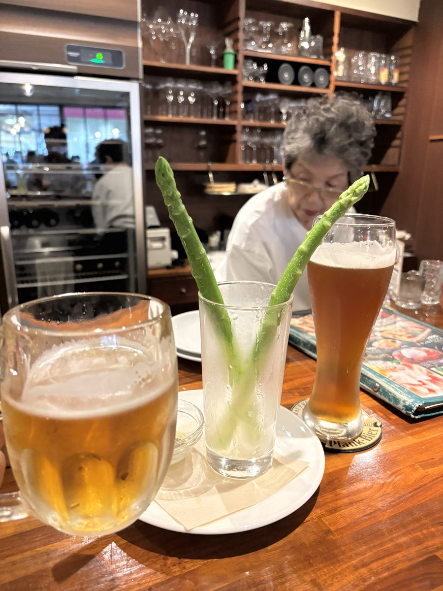ANASTASIA_ISO's tweet photo. アスパラにビールうんみゃーい🍺 https://t.co/3axenrp37f