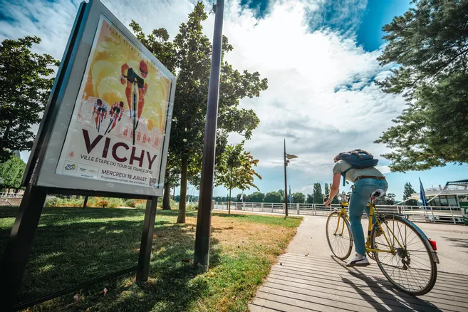 Montagne_Vichy's tweet photo. De #Vichy aux confins de la #Nièvre, le Bourbonnais suspendu au Tour de France https://t.co/1R9W3ePORS https://t.co/9dyWpx9jP5