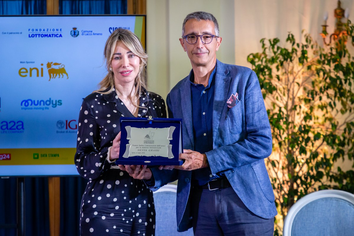 PremioIschia's tweet photo. #PremioIschia47 La consegna dei Premi Comunicatore dell'Anno a Silvia Grassi, Direttore dell’Ufficio stampa del Consiglio Superiore della Magistratura e Paolo Iammatteo, Responsabile comunicazione Poste Italiane.

#comunicatoredellanno https://t.co/p4b6oAi3hR