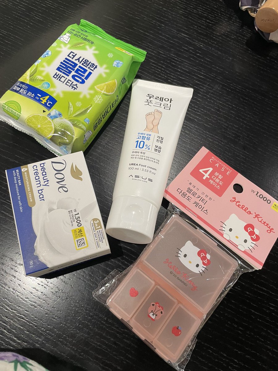 teddymomoko's tweet photo. 오늘의 다이소 쇼핑! 헬로키티 파우치 사러 갔는데 찾던 물건은 없었고, 예전부터 궁금했던 도브 뷰티바랑 발크림, 쿨링스트 등등을 샀다. 키티 약통은 여행갈 때 작은 악세사리나 머리끈 담아야지!! https://t.co/etRuX9T2MZ