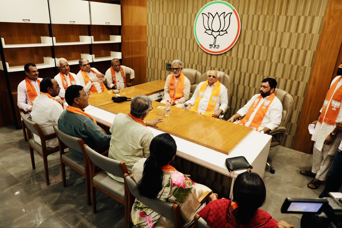 pritihpatelbjp's tweet photo. આજરોજ બનાસકાંઠાના પ્રવાસ દરમિયાન આદરણીય મુખ્યમંત્રી શ્રી @Bhupendrapbjp સાહેબે બનાસ કમલમ, ચડોતર ખાતે જિલ્લાના હોદ્દેદારો, આગેવાનો તથા કાર્યકર્તાઓ સાથે સંવાદ કર્યો. https://t.co/FWNsVUH1Wy