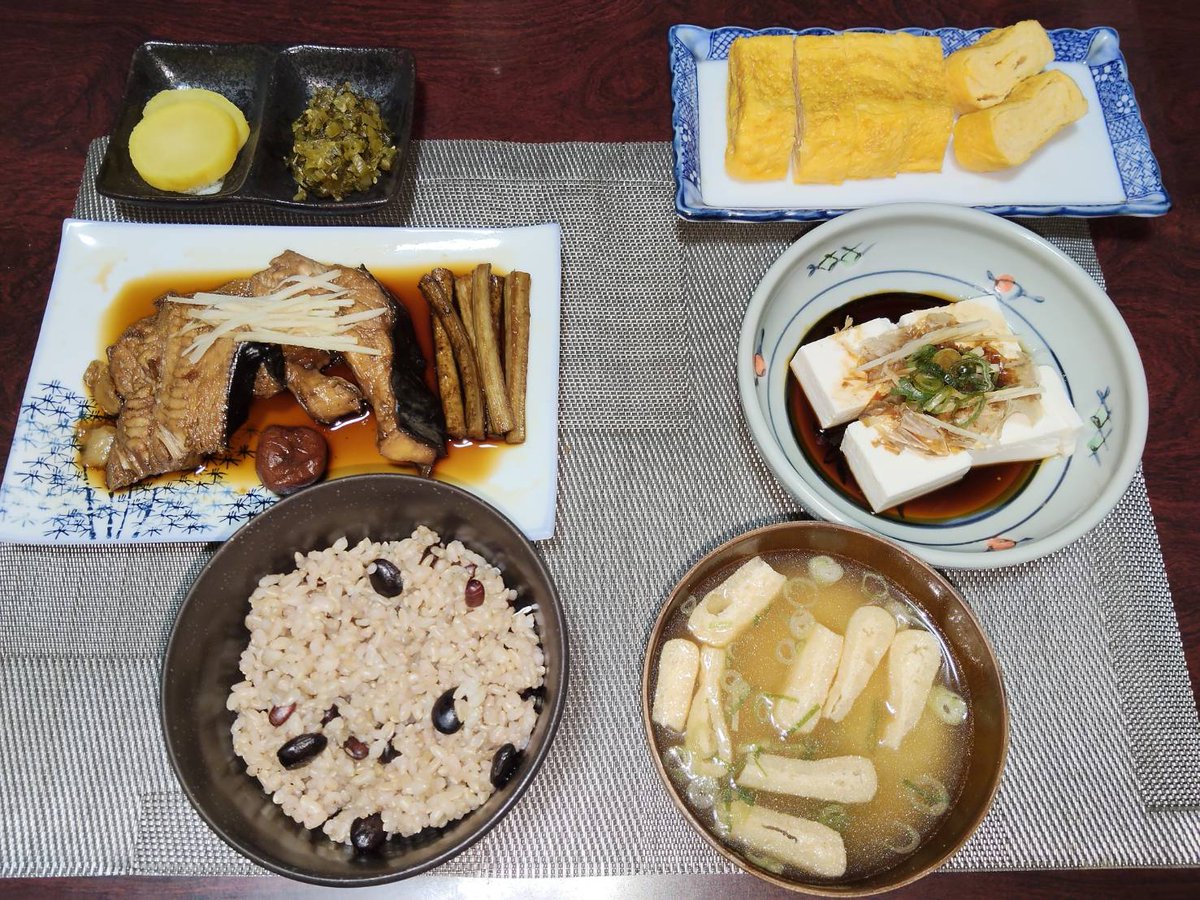 hpc_marquee's tweet photo. 今日の夕食は久し振りに和食にしました。
「アカエイの煮付け」は熱湯を注いで霜降りをして水で洗い下処理をしました。
臭みを取るために、ごぼう、生姜、梅干しを入れて煮付けました。

ご飯はいつもどおり「酵素玄米」を炊いて美味しくいただきました。

#アカエイの煮付け
#だし巻き卵
#酵素玄米 https://t.co/OlmZEZUzC1