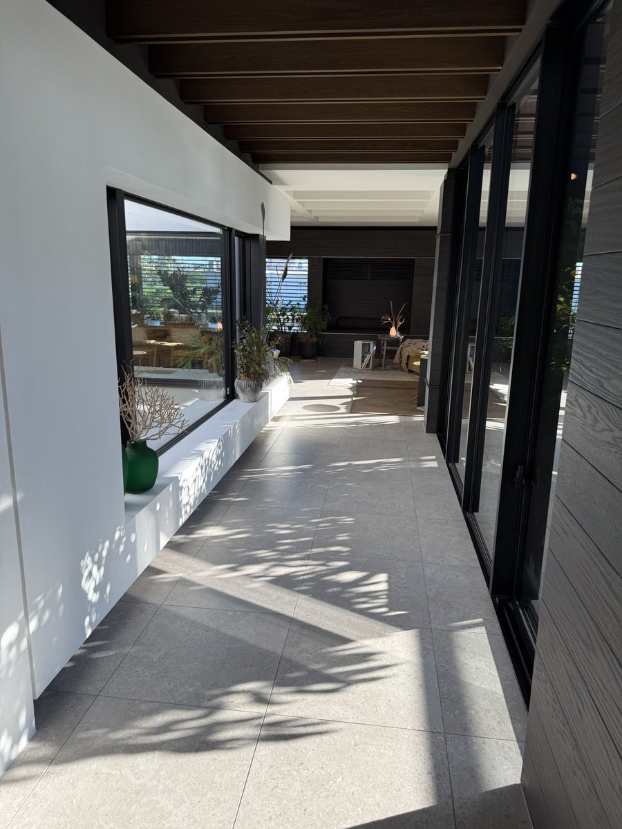 kurumatooppai's tweet photo. いい家だなぁこれこのまま建てたら幾らになりますか？

住林
「2億3000万円です」

「….  」 https://t.co/SU75MspD3g