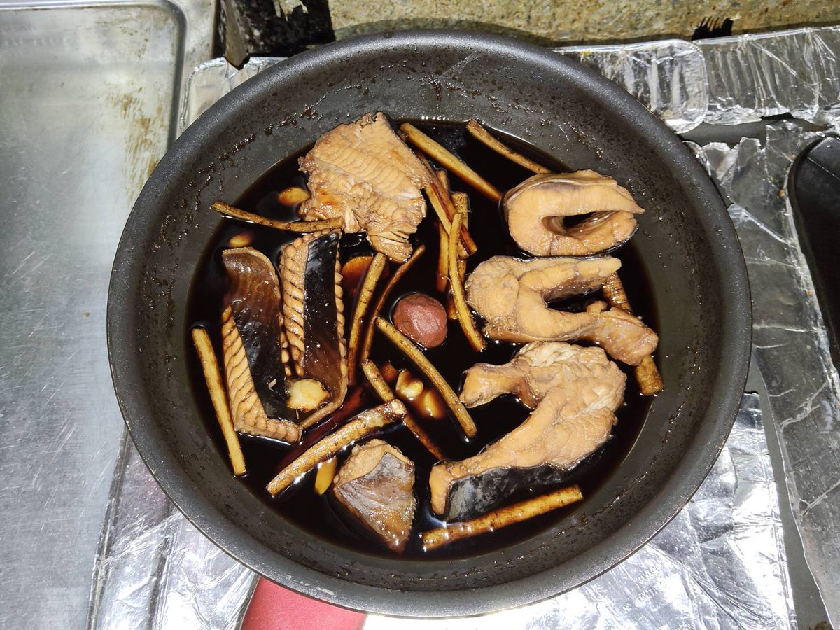 hpc_marquee's tweet photo. 今日の夕食は久し振りに和食にしました。
「アカエイの煮付け」は熱湯を注いで霜降りをして水で洗い下処理をしました。
臭みを取るために、ごぼう、生姜、梅干しを入れて煮付けました。

ご飯はいつもどおり「酵素玄米」を炊いて美味しくいただきました。

#アカエイの煮付け
#だし巻き卵
#酵素玄米 https://t.co/OlmZEZUzC1